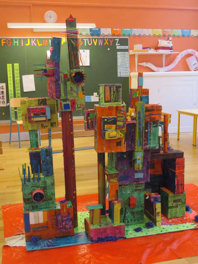 Construire une maquette de ville avec les enfants  Artiste plasticienne  intervenant en arts visuels