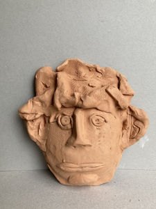Portrait d'enfant modelé en argile