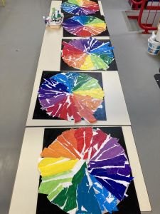 Création de cercles chromatiques à la maternelle