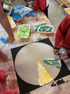 Les enfants fabriquent un cercle chromatique à la maternelle