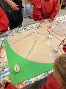 Les enfants fabriquent un cloisonnement avec de l'argile crue
