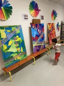 Artiste intervenant auprès des enfants à la maternelle