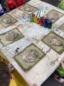 Séance d'arts plastiques en maternelle