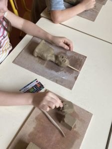 Séance d'arts plastiques en classe