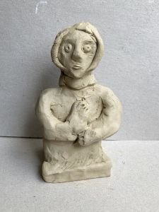 Figurine en argile modelée par une fillette