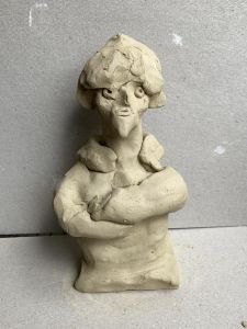 Figurine en argile modelée par un enfant