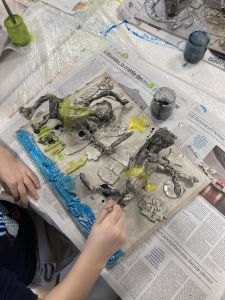 Mise en couleur des bas-reliefs en plâtre