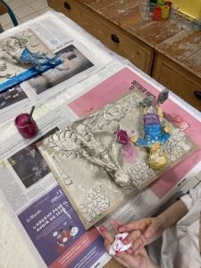 Les enfants peignent leur tableau en plâtre