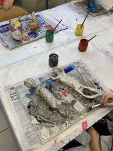 Séance d'arts plastiques à l'école Charles de Foucauld