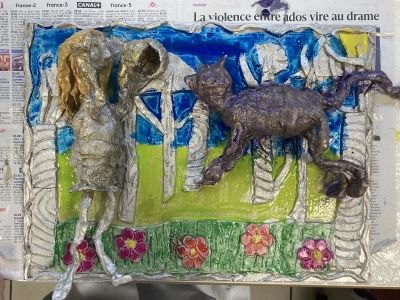 Artiste plasticienne intervenant dans une école